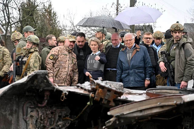 Chủ tịch Ủy ban châu Âu Ursula von der Leyen (giữa) và Đại diện cấp cao của Liên minh châu Âu về chính sách đối ngoại và an ninh Josep Borrell tới thăm Bucha, Ukraine.