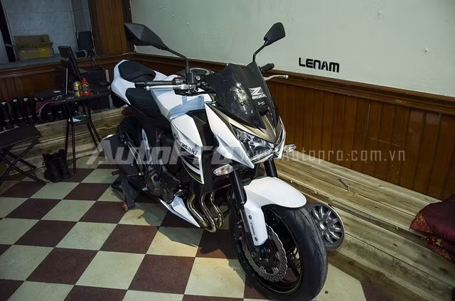 Cận cảnh Kawasaki Z800 ABS màu trắng đầu tiên tại Hà Nội ảnh 6