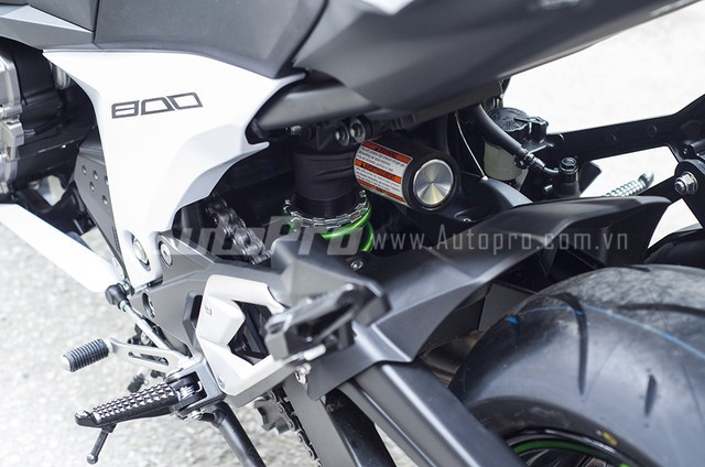 Cận cảnh Kawasaki Z800 ABS màu trắng đầu tiên tại Hà Nội ảnh 3 Cận cảnh Kawasaki Z800 ABS màu trắng đầu tiên tại Hà Nội ảnh 3