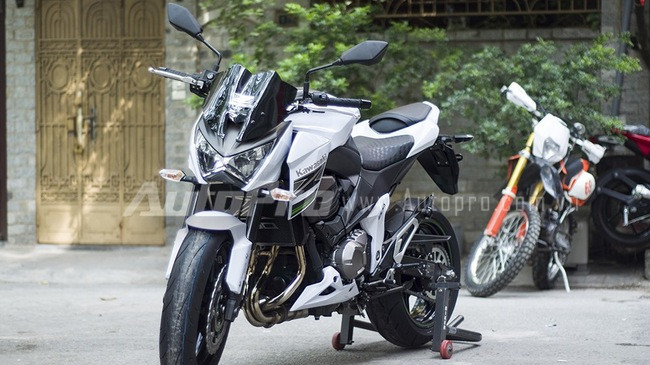 Chiếc Kawasaki Z800 ABS màu trắng vừa về đến Hà Nội là bản 113 mã lực và được bán với giá tham khảo khoảng 16.000 USD.