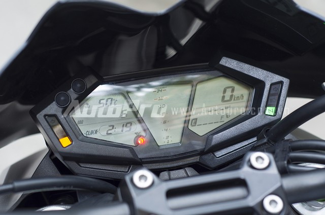 Cận cảnh Kawasaki Z800 ABS màu trắng đầu tiên tại Hà Nội ảnh 5 Đồng hồ báo tua máy đặt giữa; bên phải là tốc độ và nhiên liệu; bên trái báo nhiệt độ động cơ máy, giờ và ODO