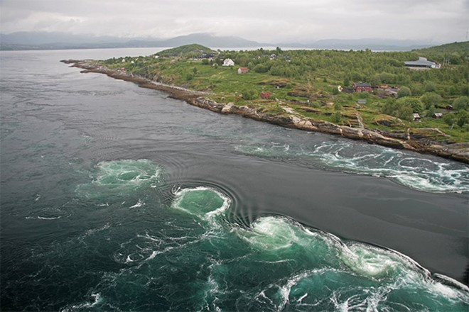 Xoáy nước: Saltstraumen ở Na Uy là nơi có xoáy nước mạnh nhất thế giới, cũng là nơi có thủy triều mạnh nhất trên trái đất. Ngay cả khi mặt biển vẫn hiền hòa thì vẫn có những con sóng ngầm cực kỳ nguy hiểm. Xoáy nước: Saltstraumen ở Na Uy là nơi có xoáy nước mạnh nhất thế giới, cũng là nơi có thủy triều mạnh nhất trên trái đất. Ngay cả khi mặt biển vẫn hiền hòa thì vẫn có những con sóng ngầm cực kỳ nguy hiểm.