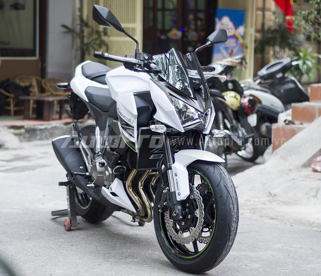 Cận cảnh Kawasaki Z800 ABS màu trắng đầu tiên tại Hà Nội ảnh 1 Với kính chắn gió, Kawasaki Z800 có diện mạo rất giống với đàn anh Z1000 đời 2013 trở về trước
