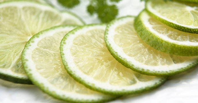 Chanh tươi giúp đánh bay hôi miệng, hôi chân hiệu quả. cách chữa hôi chân