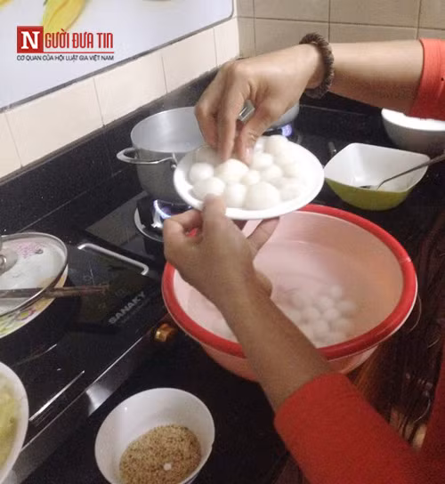 Rộn ràng Tết Hàn thực làm bánh trôi, bánh chay của gia đình trẻ - Ảnh 10