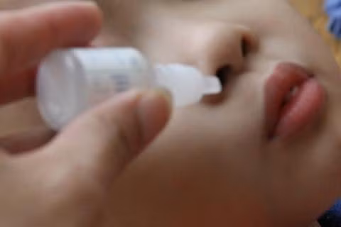 Con suýt mù mắt vì mẹ xịt nước muối sinh lý chữa ngạt mũi