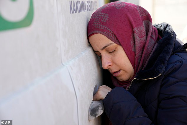 Đau buồn vì mất con gái. Đau buồn vì mất con gái.