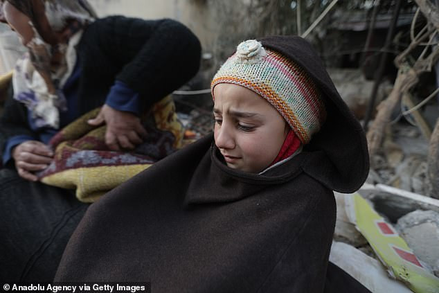 Một cô bé sắp khóc khi ngồi giữa đống đổ nát của ngôi nhà ở quận Afrin của Aleppo, Syria. Một cô bé sắp khóc khi ngồi giữa đống đổ nát của ngôi nhà ở quận Afrin của Aleppo, Syria.