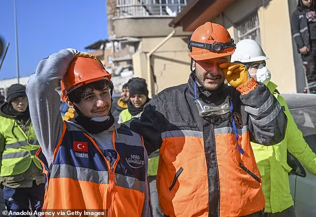 Lực lượng cứu hộ xúc động sau khi đưa thành công bé gái 3 tuổi ra khỏi đống đổ nát sau 103 giờ.