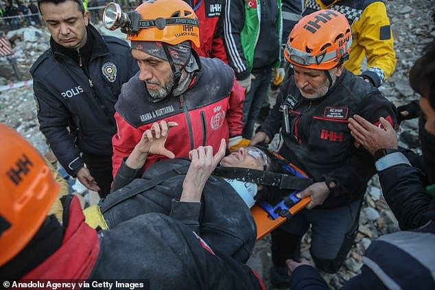 Ông Yasemin Oktay được giải cứu khỏi đống đổ nát của Căn hộ Arzu bị sập ở Iskenderun. Ông Yasemin Oktay được giải cứu khỏi đống đổ nát của Căn hộ Arzu bị sập ở Iskenderun.