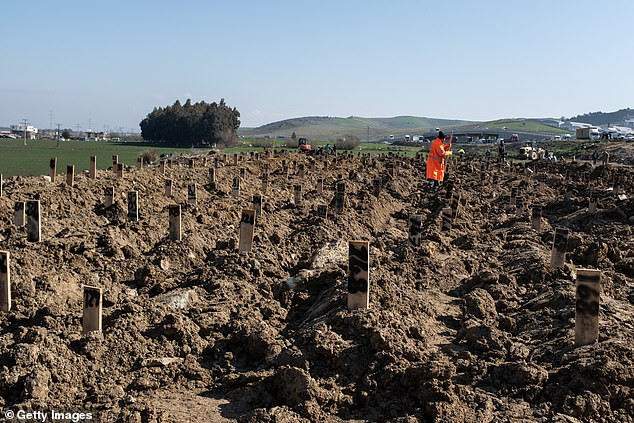 Một công nhân chuẩn bị ngôi mộ tập thể cho lễ tang các nạn nhân của trận động đất tại Hatay, Thổ Nhĩ Kỳ. Một công nhân chuẩn bị ngôi mộ tập thể cho lễ tang các nạn nhân của trận động đất tại Hatay, Thổ Nhĩ Kỳ.