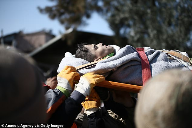 Một cậu bé 7 tuổi được cứu khỏi đống đổ nát 105 giờ sau trận động đất xảy ra ở miền nam Thổ Nhĩ Kỳ. Một cậu bé 7 tuổi được cứu khỏi đống đổ nát 105 giờ sau trận động đất xảy ra ở miền nam Thổ Nhĩ Kỳ.