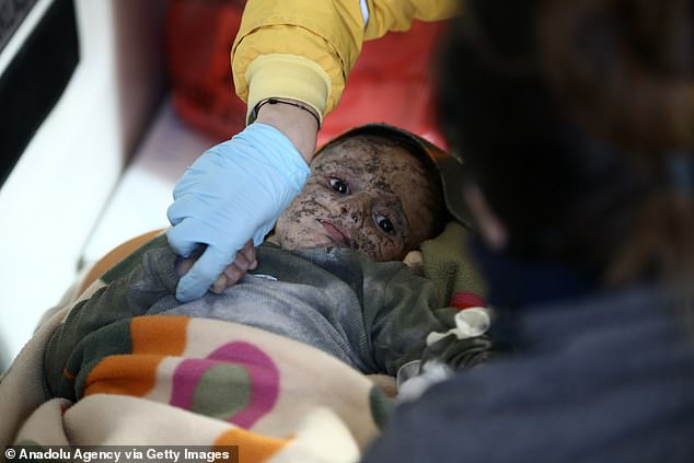 Yusuf Huseyin, 18 tháng tuổi và anh trai 7 tuổi được giải cứu khỏi đống đổ nát của một tòa nhà bị sập 105 giờ. Yusuf Huseyin, 18 tháng tuổi và anh trai 7 tuổi được giải cứu khỏi đống đổ nát của một tòa nhà bị sập 105 giờ.