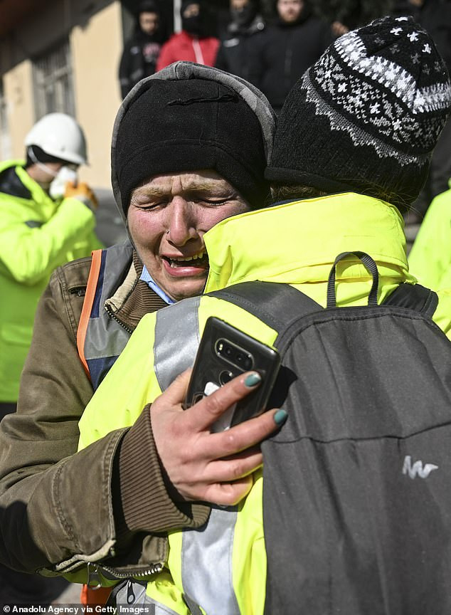 Các đội tìm kiếm và cứu nạn khóc sau khi giải cứu Zeynep Ela Parlak, 3 tuổi, từ dưới đống đổ nát của một tòa nhà bị sập 103 giờ sau trận động đất. Các đội tìm kiếm và cứu nạn khóc sau khi giải cứu Zeynep Ela Parlak, 3 tuổi, từ dưới đống đổ nát của một tòa nhà bị sập 103 giờ sau trận động đất.