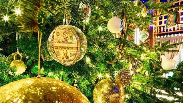 Cây thông được trang trí kim cương và nhiều trang sức giá trị khác.