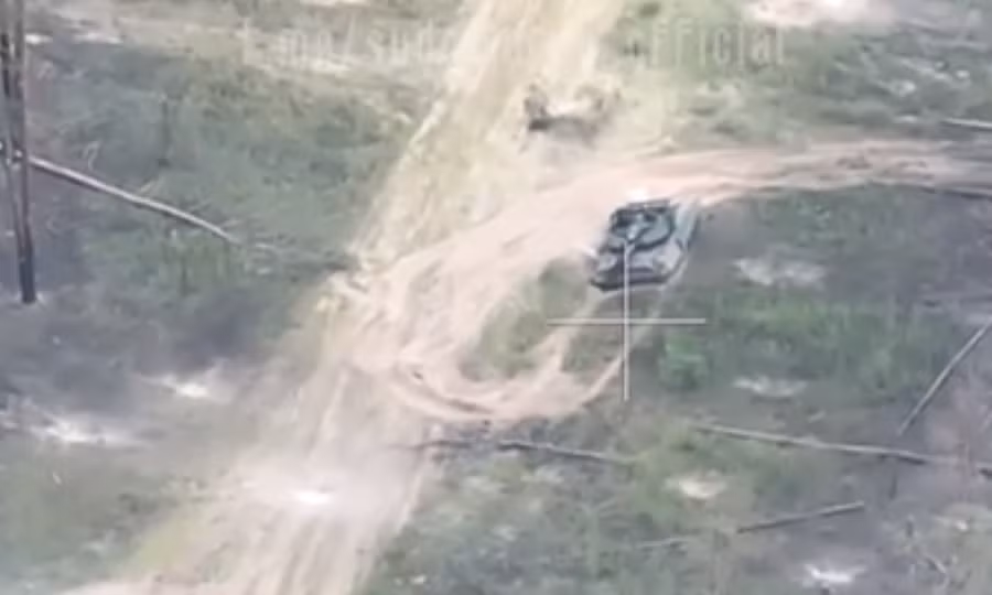 Video xe tăng nổ tung sau đòn chí mạng của UAV 