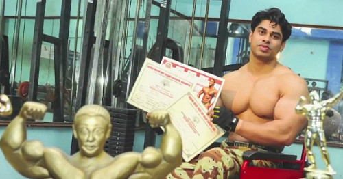 chang-trai-bai-liet-tro-thanh-van-dong-vien-the-hinh