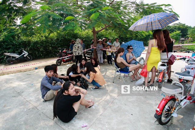 Cuộc thi Hoa hậu “lôm côm” nhất Việt Nam ảnh 5 Trời nắng nóng lại phải quay đi quay lại khá nhiều lần khiến mọi người đều mệt mỏi.