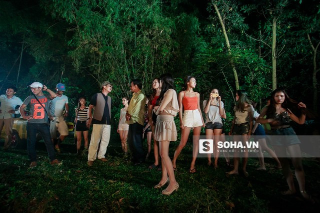 Cuộc thi Hoa hậu “lôm côm” nhất Việt Nam ảnh 16 Sau cảnh quay vòng loại của cuộc thi Hoa hậu, cả đoàn làm phim tiếp tục di chuyển tới 1 vạt rừng. Đã làm việc cả ngày dưới cái nắng nóng gay gắt, đến tối lại phải vào rừng nên nhiều cô gái tỏ ra rất mệt mỏi.