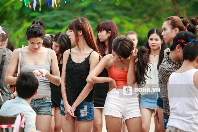 Cuộc thi Hoa hậu “lôm côm” nhất Việt Nam ảnh 2 Các cô gái đều được tuyển chọn theo tiêu chí riêng của kịch bản. Hầu hết các cô gái này đều là thành viên của các CLB người mẫu tại Hà Nội.
