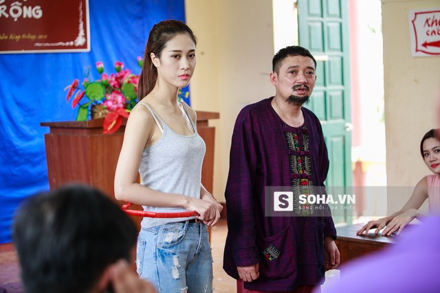 Cuộc thi Hoa hậu “lôm côm” nhất Việt Nam ảnh 12 Tham gia diễn xuất trong cảnh quay này ngoài các cô gái còn có NS Chiến Thắng, NSƯT Quang Tèo, NSND Trung Hiếu.