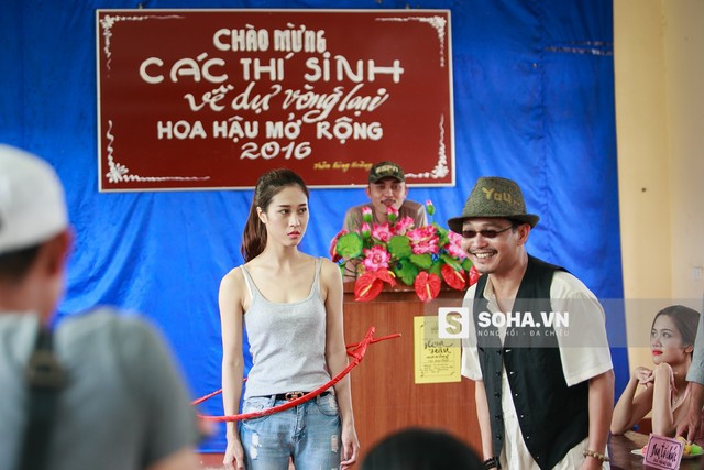 Cuộc thi Hoa hậu “lôm côm” nhất Việt Nam ảnh 11 Luật của cuộc thi Hoa hậu này khá đặc biệt. BGK sẽ dùng thước đo vòng 1 là dụng cụ hình cánh cung, thả chiếc thước đó từ trên đầu xuống, nếu chiếc thước bị mắc ở vòng 1 nghĩa là thí sinh đó đủ tiêu chuẩn để vào vòng 2.