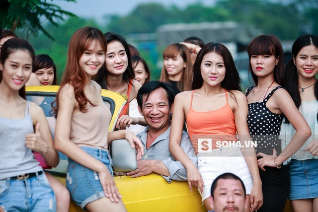 Cuộc thi Hoa hậu “lôm côm” nhất Việt Nam ảnh 15 Các cô gái rất thích thú khi được tham gia đóng phim cùng các nghệ sĩ lớn. Trong giờ giải lao, họ tranh thủ chụp ảnh lưu niệm.