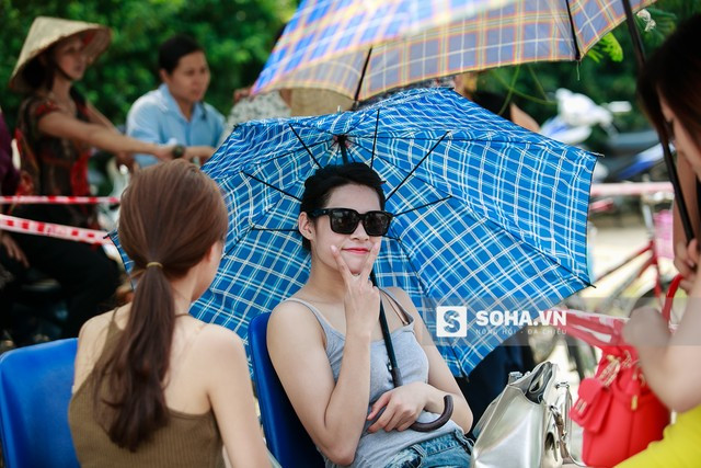Cuộc thi Hoa hậu “lôm côm” nhất Việt Nam ảnh 6 Một thí sinh cho biết, cô đã có mặt tại địa điểm quay từ rất sớm, sau đó thay trang phục, make up và chờ đến phần diễn xuất. Tuy vất vả nhưng được tham gia phim, ai cũng rất hào hứng.