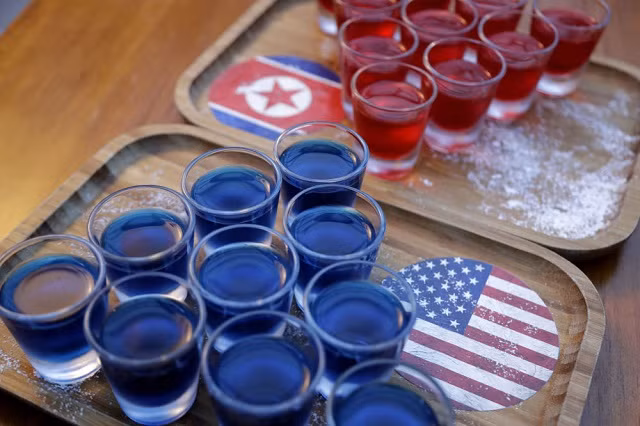 Hình ảnh cờ Mỹ và Triều Tiên trên khay nước