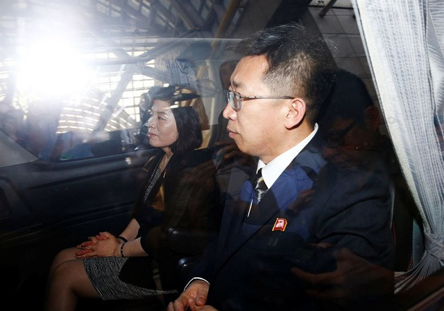 Nhà ngoại giao cao cấp của Triều Tiên Choe Son Hui (phải) rời khách sạn Ritz-Carlton sau một cuộc họp ở Singapore hôm nay, 11/6. Ảnh: Reuters