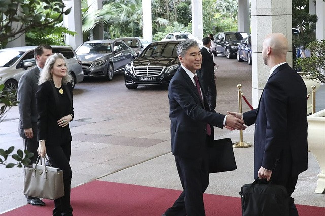 Đại sứ Mỹ tại Phillippines (thứ 2 bên phải) tới dự một cuộc họp với Thứ trưởng Ngoại giao Triều Tiên Choe Son Hui tại khách sạn Ritz-Carlton Millenia ở Singapore ngày 11/6. Ảnh: AP