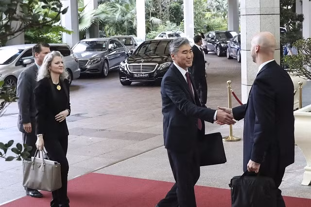 Đại sứ Mỹ tại Phillippines (thứ 2 bên phải) tới dự một cuộc họp với Thứ trưởng Ngoại giao Triều Tiên Choe Son Hui tại khách sạn Ritz-Carlton Millenia ở Singapore ngày 11/6. Ảnh: AP