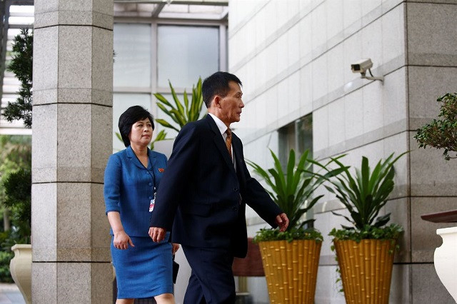 Nhà ngoại giao cao cấp Triều Tiên Choe Kang Il tới khách sạn Ritz Carlton để làm việc với những người đồng nhiệm Mỹ. Ảnh: Reuters