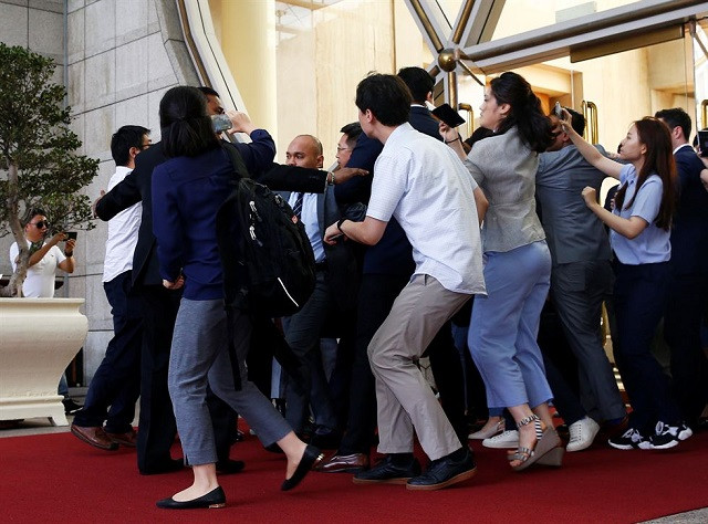 Phóng viên các hãng truyền thông nỗ lực tác nghiệp