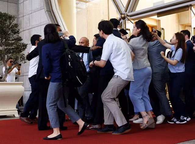 Phóng viên các hãng truyền thông nỗ lực tác nghiệp