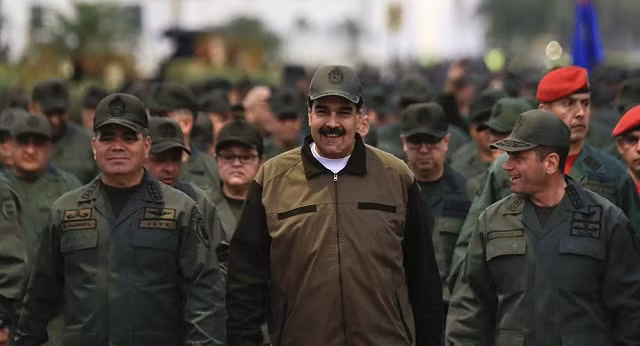 TT Maduro (giữa) và quân đội Venezuela