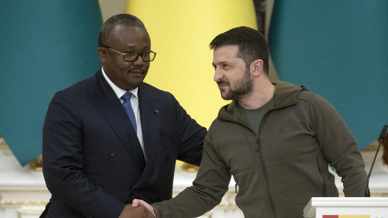 Tổng thống Guinea Sissoco Embalo và người đồng cấp Vladimir Zelensky tại Kiev, Ukraine, ngày 26/10/2022.