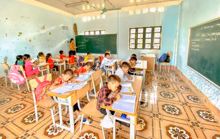 Cô giáo Tiếng Anh Phạm Thu Trang và lớp ghép 2 trình độ 3+4 tại điểm Tin Lán