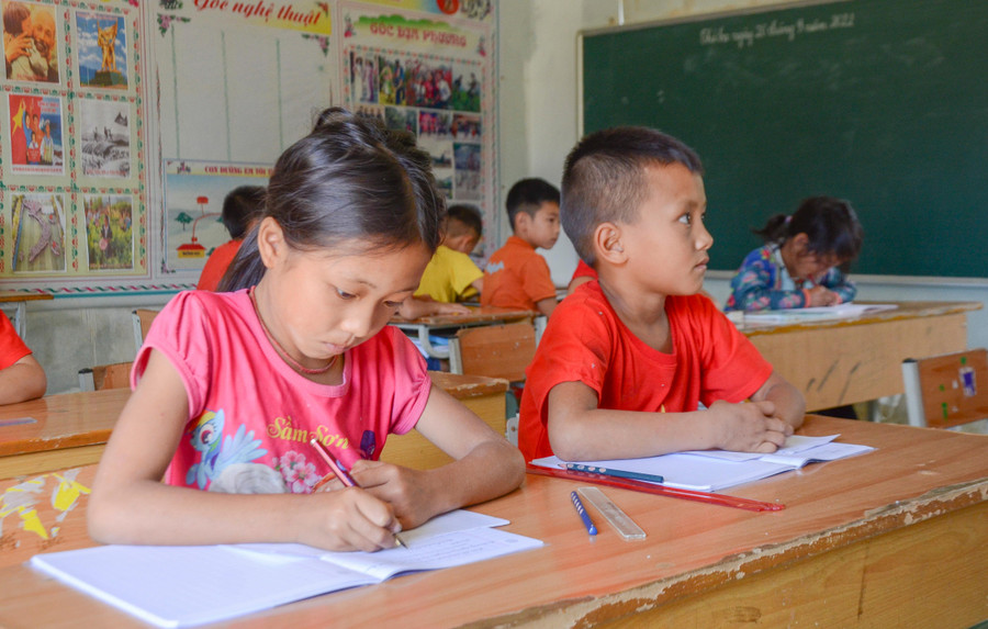 Học sinh lớp ghép đa phần ở vùng khó, nhút nhát, thiếu tự tin nên cần những giờ học thân thiện để làm quen, giúp các em dễ dàng tiếp cận kiến thức hơn. Học sinh lớp ghép đa phần ở vùng khó, nhút nhát, thiếu tự tin nên cần những giờ học thân thiện để làm quen, giúp các em dễ dàng tiếp cận kiến thức hơn.