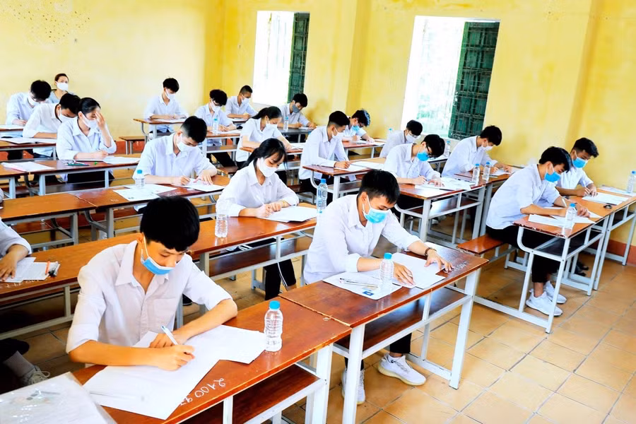 Học sinh phổ thông trong giờ kiểm tra