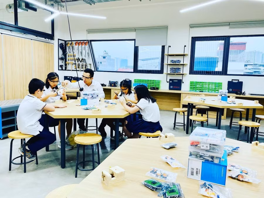 Thầy trò Phenikaa school tại không gian sáng tạo Makerspace trong tiết dạy STEM