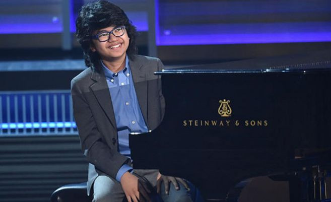 Joey trên sân khấu lễ mở màn Grammy 2016.