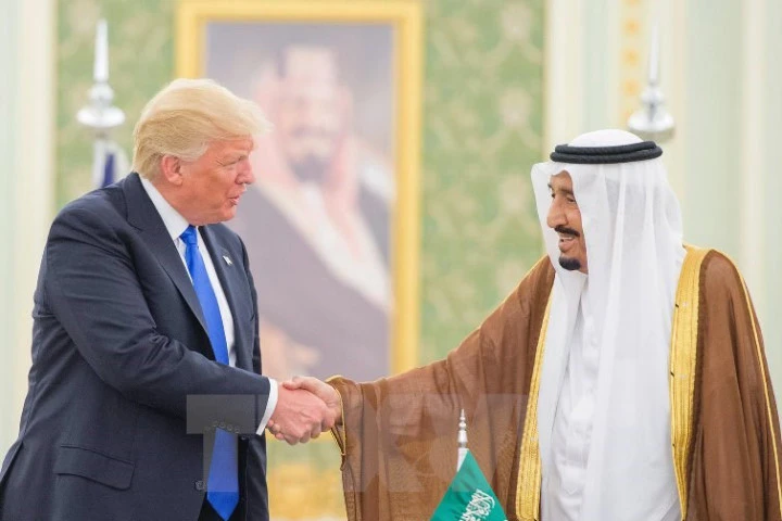 Tổng thống Mỹ Donald Trump (trái) và Quốc vương Saudi Arabia Salman Bin Abdul Aziz (phải) tại Ryiadh. (Nguồn: EPA/TTXVN) 