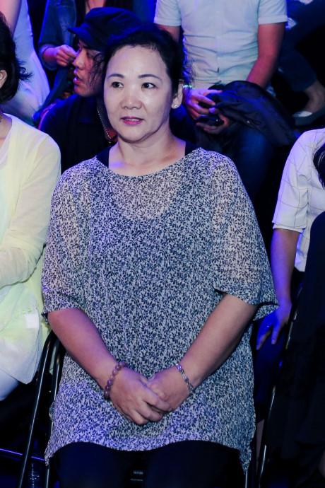 Hari Won được mẹ ruột hộ tống đi làm giám khảo - Ảnh 1 Hari Won duoc me ruot ho tong di lam giam khao - Anh 1