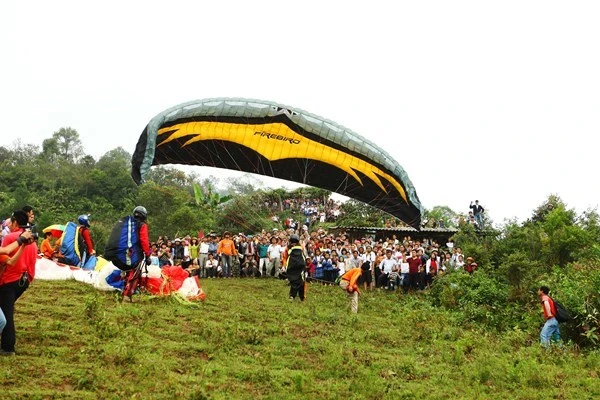 Giới trẻ hào hứng bay dù lượn chiêm ngưỡng ruộng bậc thang