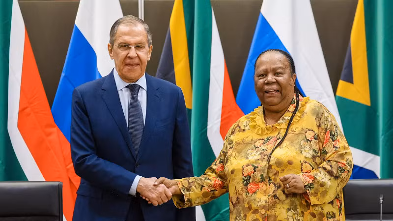 Ngoại trưởng Nga Sergei Lavrov và Ngoại trưởng Nam Phi Naledi Pandor trong cuộc họp báo chung sau cuộc gặp ở Pretoria.