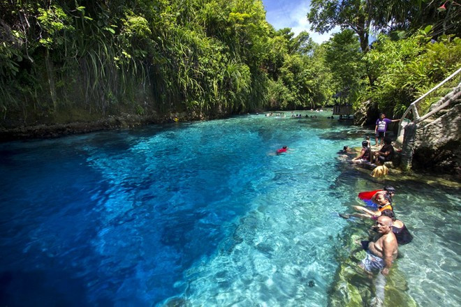 Dòng sông nước mặn Hinatuan River ở Philippines chảy thẳng ra Thái Bình Dương với làn nước trong vắt như pha lê. Đây là địa điểm lý tưởng để bơi lội và ngắm cảnh. 