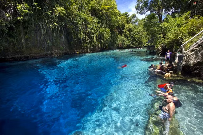 Dòng sông nước mặn Hinatuan River ở Philippines chảy thẳng ra Thái Bình Dương với làn nước trong vắt như pha lê. Đây là địa điểm lý tưởng để bơi lội và ngắm cảnh. 