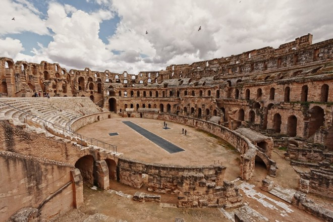 Đấu trường La Mã ở El Jem, Tunisia có thiết kế giống đấu trường ở Rome, Italy được xây dựng vào thế kỷ thứ 3, có sức chứa 35.000 người.