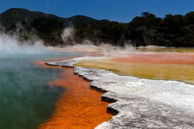 Wai-O-Tapu là một trong những công viên núi lửa rực rỡ nhất của New Zealand. Khu vực này có mặt đất bốc hơi, những vũng bùn sôi sục, mặt nước nhiều màu sắc như xanh, da cam, vàng được tạo ra từ các khoáng chất.